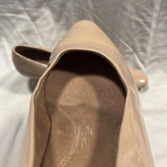 Aerosoles Nude Beige Pumps, 8.5, Patent Leather, Pointed Toe - Picture 3 of 10